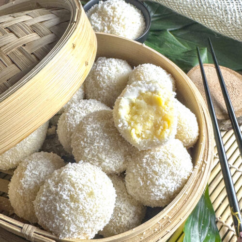 Perles de coco maison sans gluten et sans lactose présentées dans un panier vapeur en bambou, recette asiatique nuomici moelleuse par Misstephery.