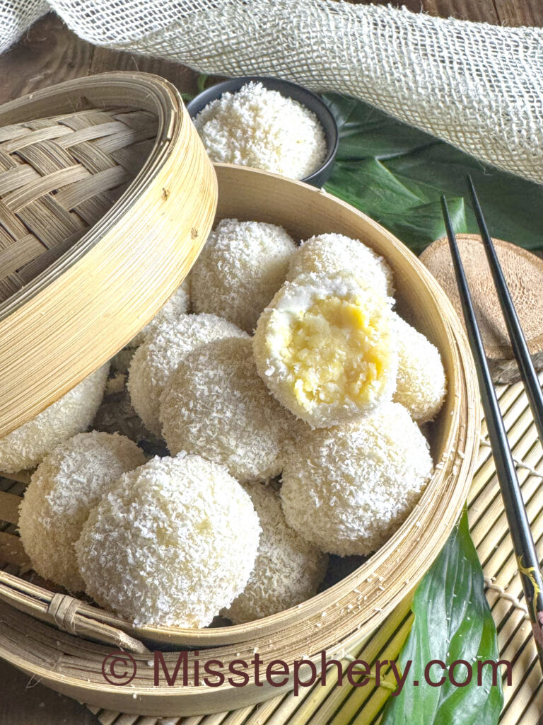 Perles de coco maison sans gluten et sans lactose présentées dans un panier vapeur en bambou, recette asiatique nuomici moelleuse par Misstephery.