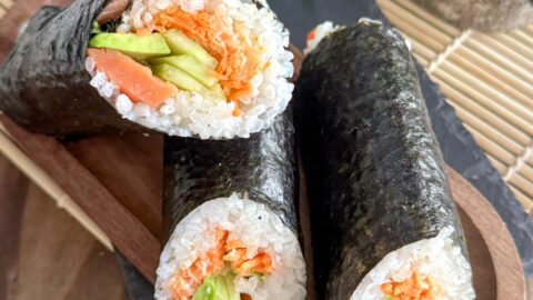 Sushi Burrito Maison sans gluten ni lactose à la truite fumée avocat concombre et avocat.