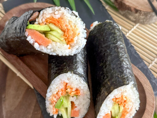 Sushi Burrito Maison sans gluten ni lactose à la truite fumée avocat concombre et avocat.