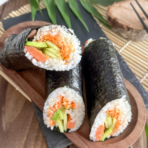 Sushi Burrito Maison sans gluten ni lactose à la truite fumée avocat concombre et avocat.