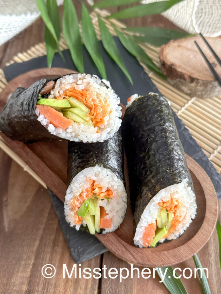 Sushi Burrito Maison sans gluten ni lactose à la truite fumée avocat concombre et avocat.