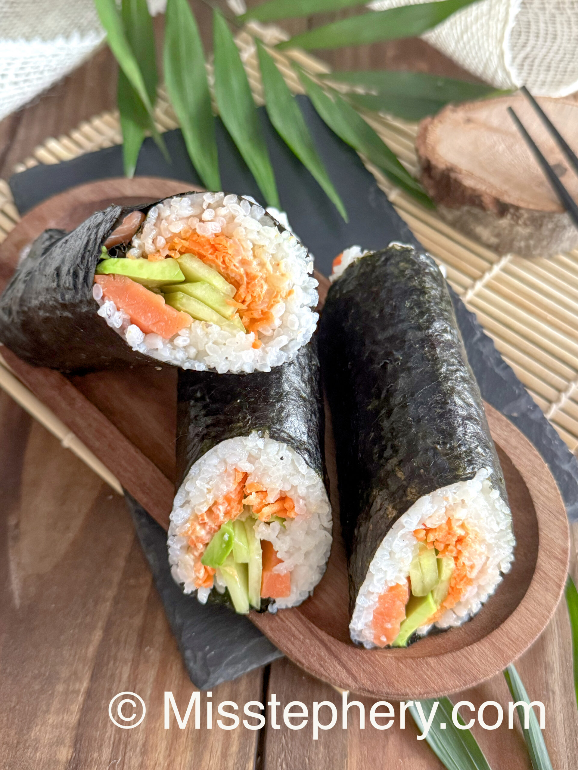 Sushi Burrito Maison sans gluten ni lactose à la truite fumée avocat concombre et avocat.
