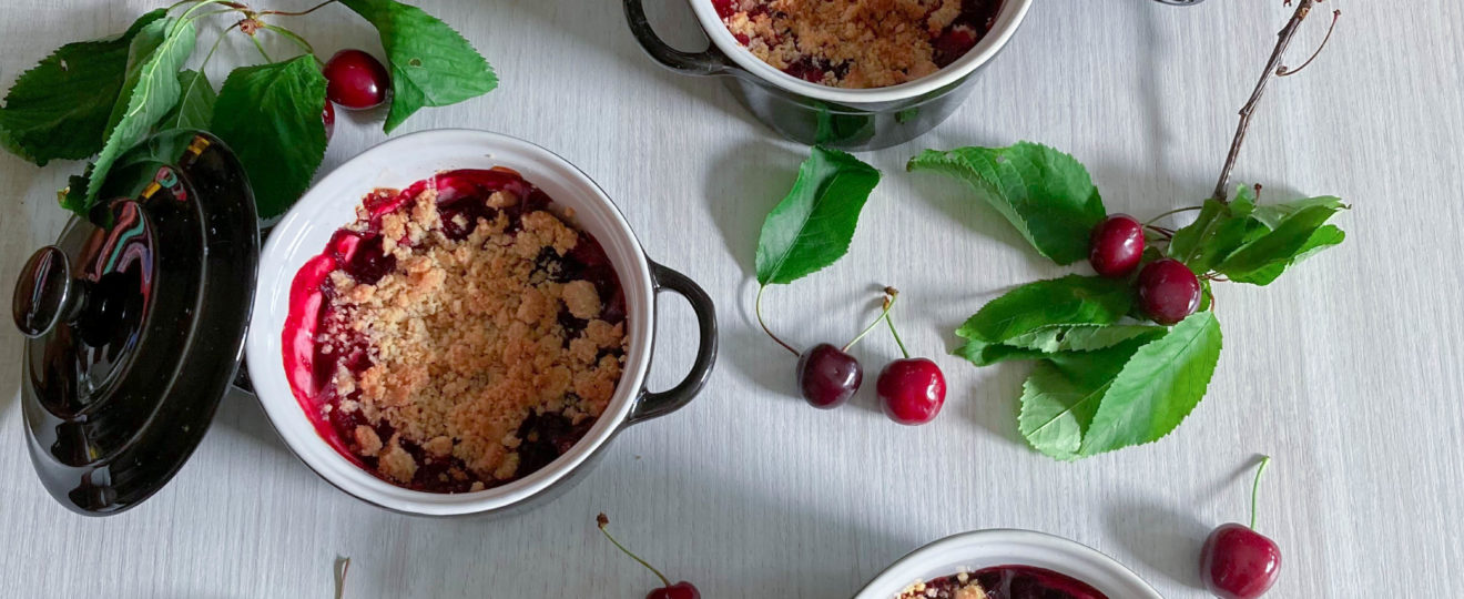 Crumble rhubarbe cerises ~ sans gluten ni lactose