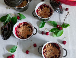 Crumble rhubarbe cerises ~ sans gluten ni lactose