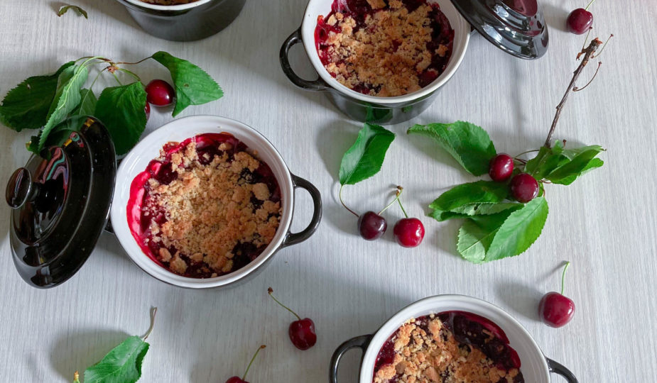 Crumble rhubarbe cerises ~ sans gluten ni lactose