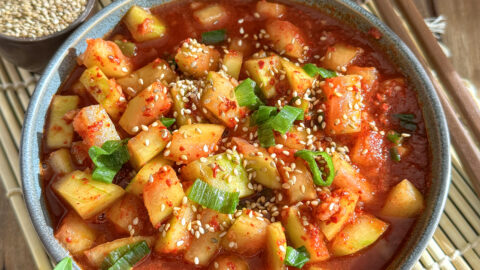 Kimchi de peau de pastèque coréen sans gluten dans un bol en céramique