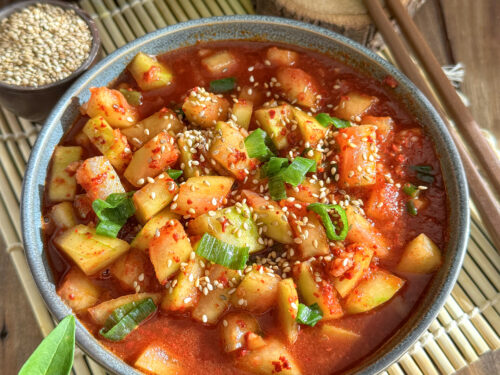 Kimchi de peau de pastèque coréen sans gluten dans un bol en céramique