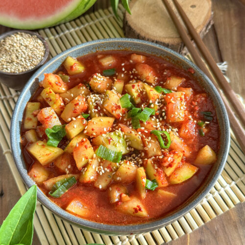Kimchi de peau de pastèque coréen sans gluten dans un bol en céramique