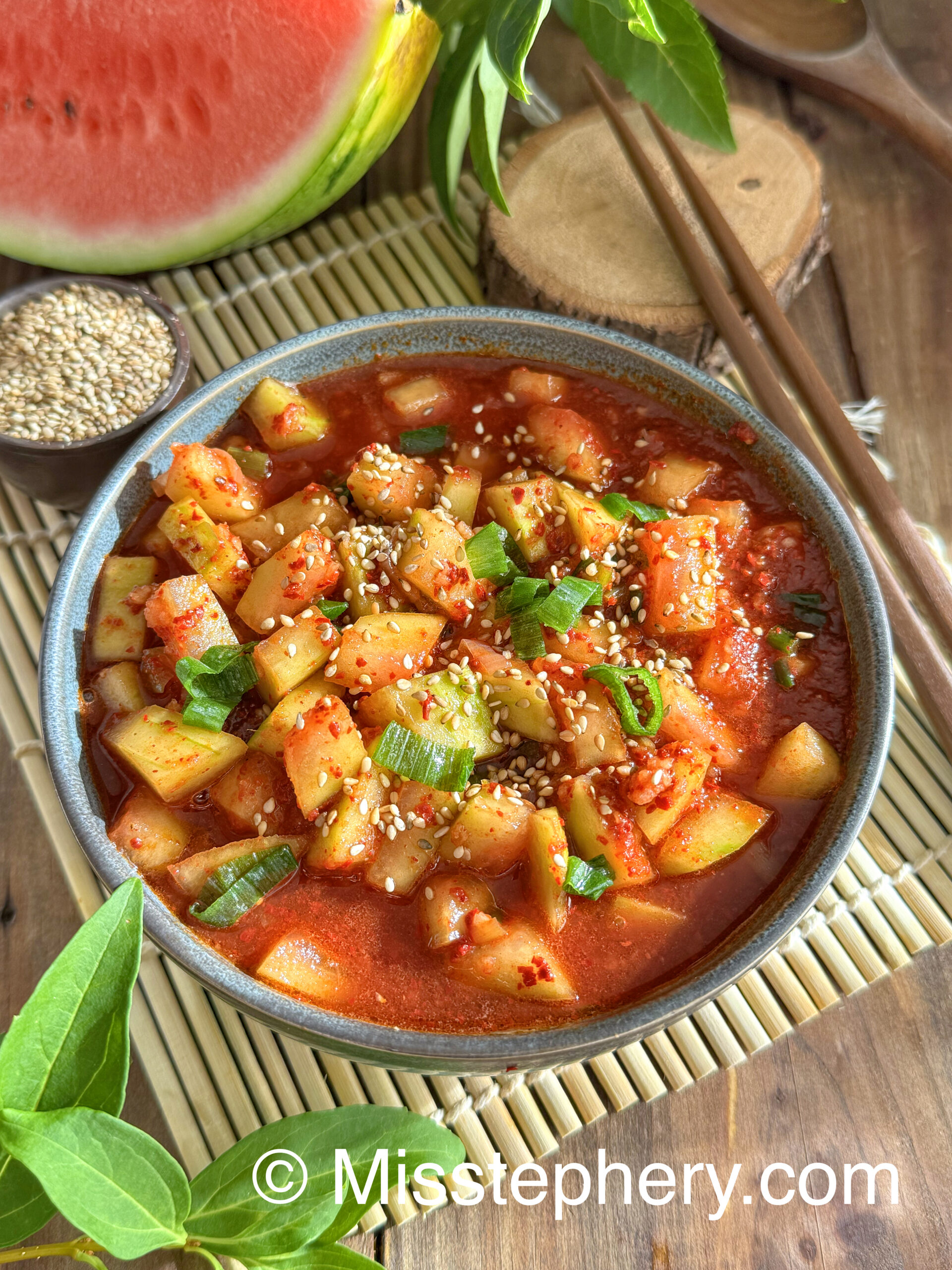 Kimchi de peau de pastèque coréen sans gluten dans un bol en céramique