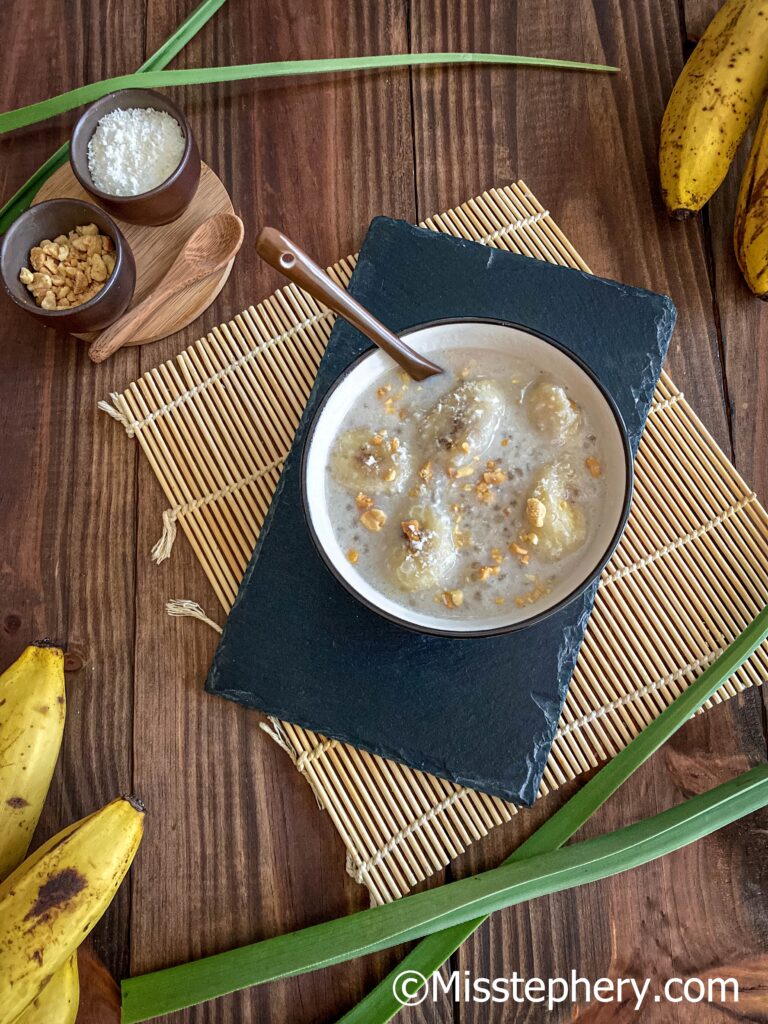 Soupe vietnamienne de tapioca à la banane et au lait de coco ~ chè chuối, disposé dans un bol, sous le bol une ardoise et un tapis de bambou