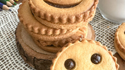 Pile de biscuits BN sans gluten faits maison avec verre de lait et décor bois