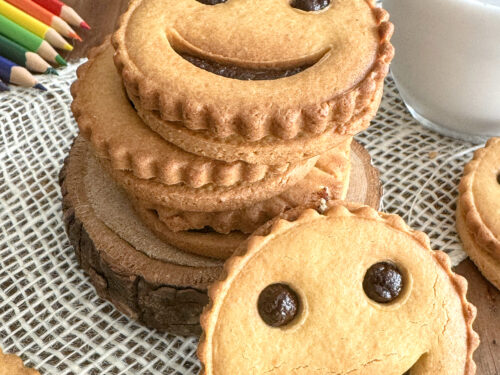 Pile de biscuits BN sans gluten faits maison avec verre de lait et décor bois