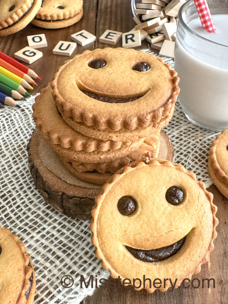 Pile de biscuits BN sans gluten faits maison avec verre de lait et décor bois
