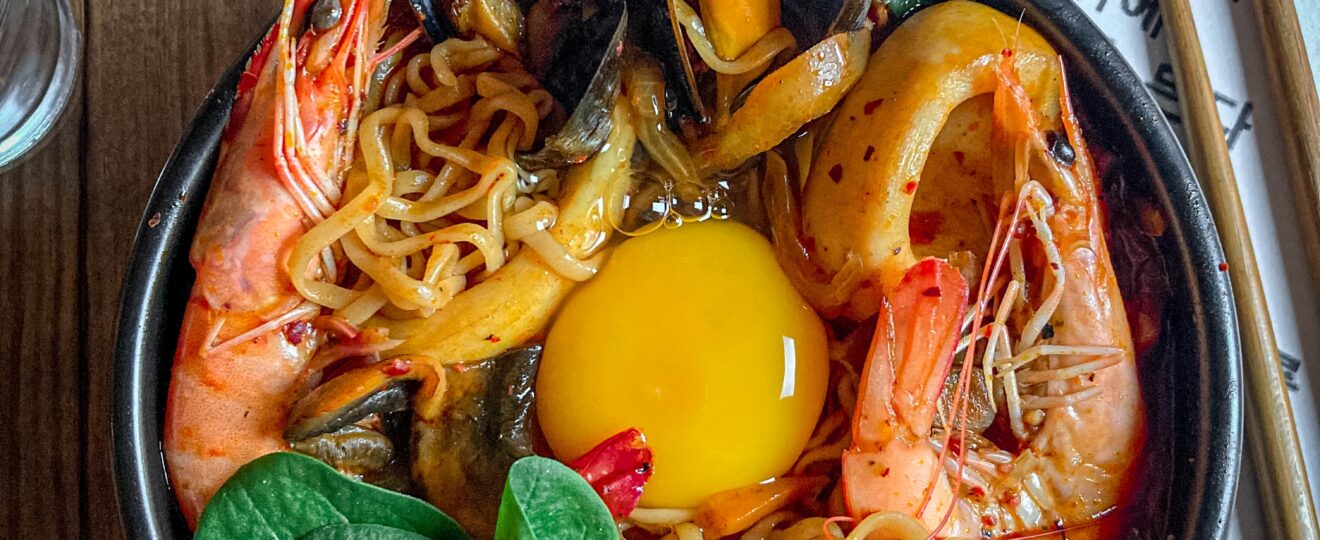 Jjamppong ramen sans gluten soupe de nouilles épicée aux fruits de mers