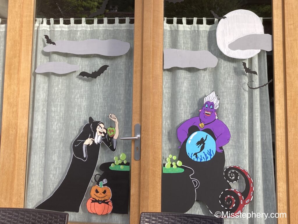 Décoration de vitre Halloween au Posca avec la Sorcière de Blanche-Neige et Ursula de La Petite Sirène