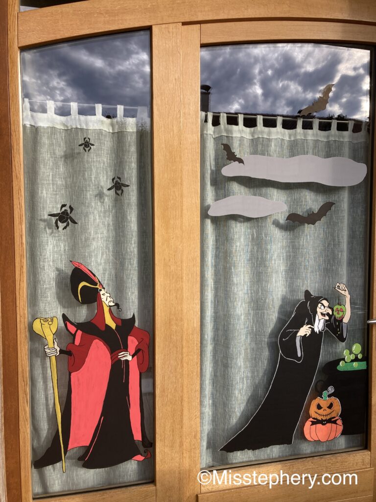 Dessin sur fenêtre au Posca représentant Jafar d'Aladdin et la sorcière avec la pomme empoisonnée