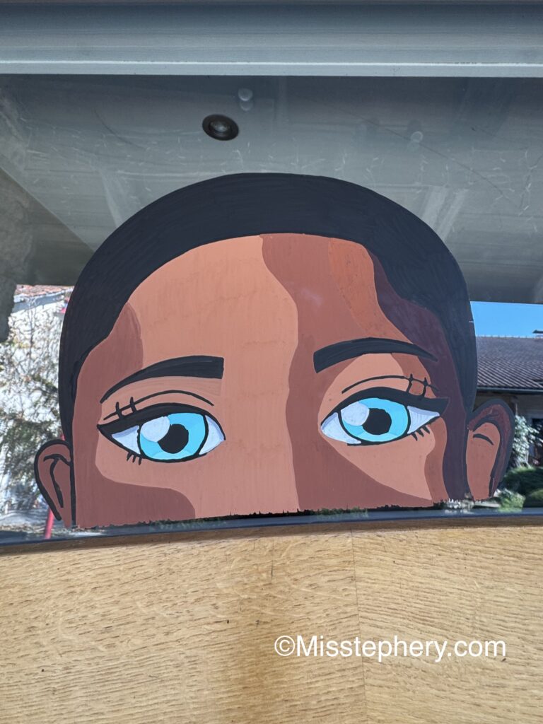 Décoration sur vitre au Posca représentant les yeux de la sirène Bianca Barclay de la série Mercredi