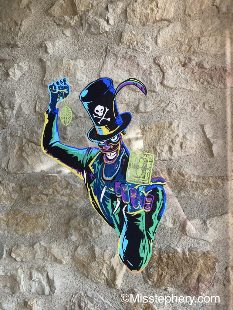 Dessin au feutre Posca sur vitre du Docteur Facilier La Princesse et la Grenouille pour Halloween