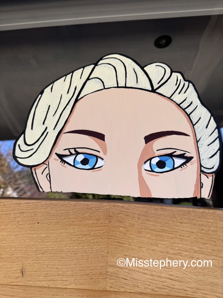 Dessin sur fenêtre au Posca du visage de la directrice Larissa Weems aux cheveux blonds.