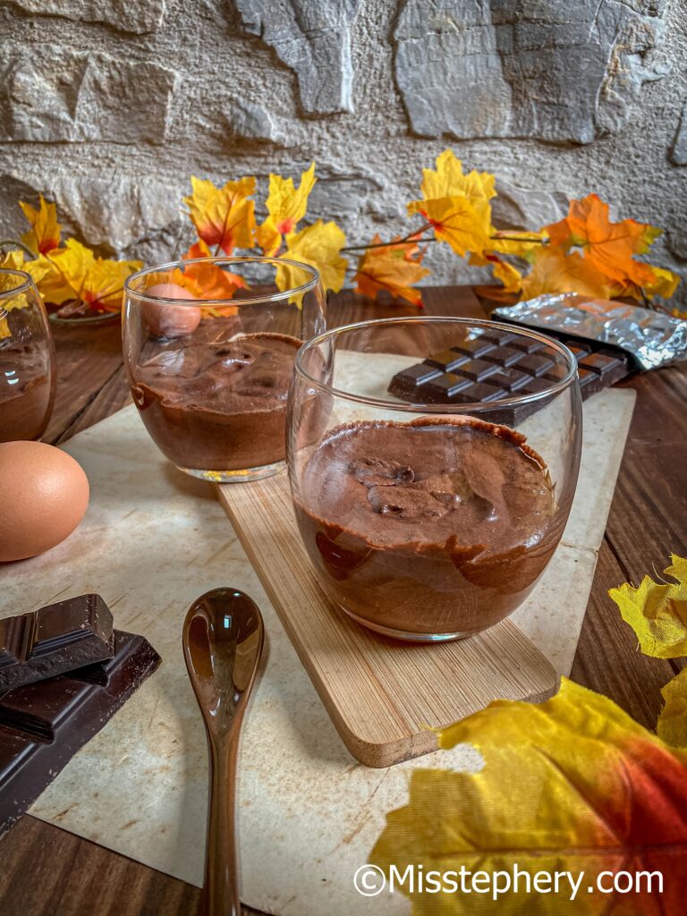 Mousse au chocolat légère sans sucre ajouté sans lactose dans des verrines 