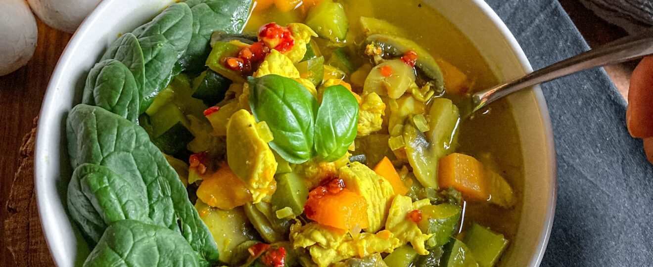 Soupe Thaï pimentée au poulet et aux légumes