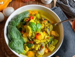 Soupe Thaï pimentée au poulet et aux légumes