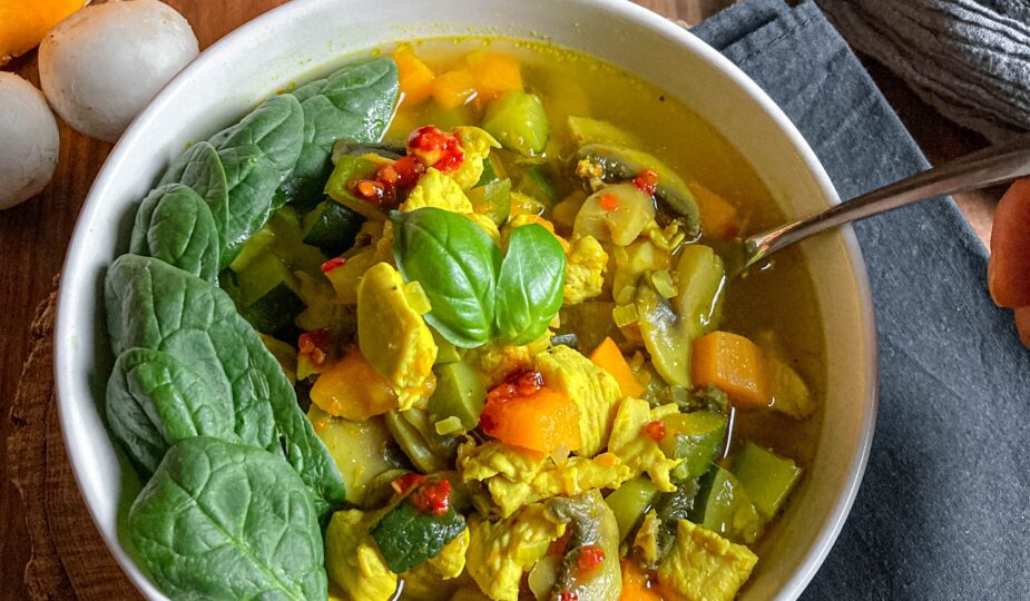 Soupe Thaï pimentée au poulet et aux légumes