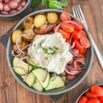 Salade fraîcheur à la grecque et et tzatziki vegan