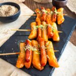 So-tteok So-tteok • brochette de gateaux de riz coréen et de saucisses