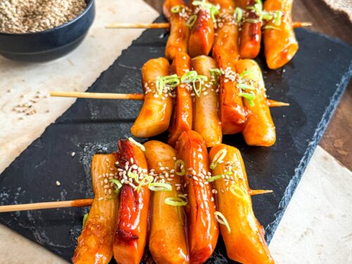 So-tteok So-tteok • brochette de gateaux de riz coréen et de saucisses