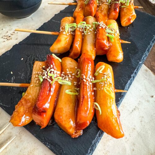 So-tteok So-tteok • brochette de gateaux de riz coréen et de saucisses