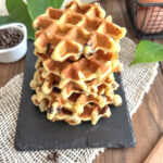 pile de gaufres moelleuses à la banane aux pépites de chocolat sans gluten ni lactose, posé sur une ardoise