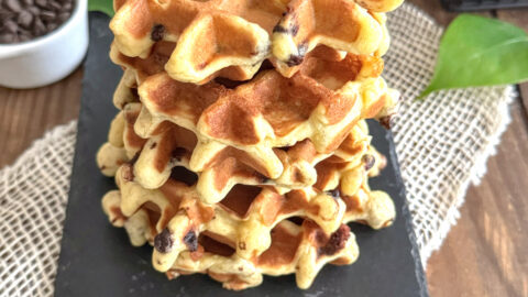 pile de gaufres moelleuses à la banane aux pépites de chocolat sans gluten ni lactose, posé sur une ardoise