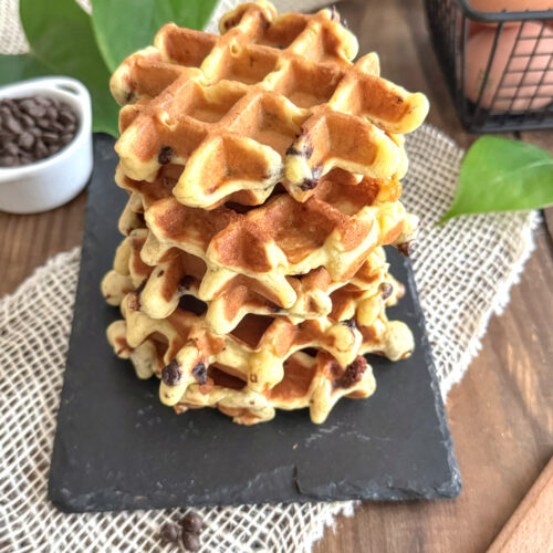 pile de gaufres moelleuses à la banane aux pépites de chocolat sans gluten ni lactose, posé sur une ardoise