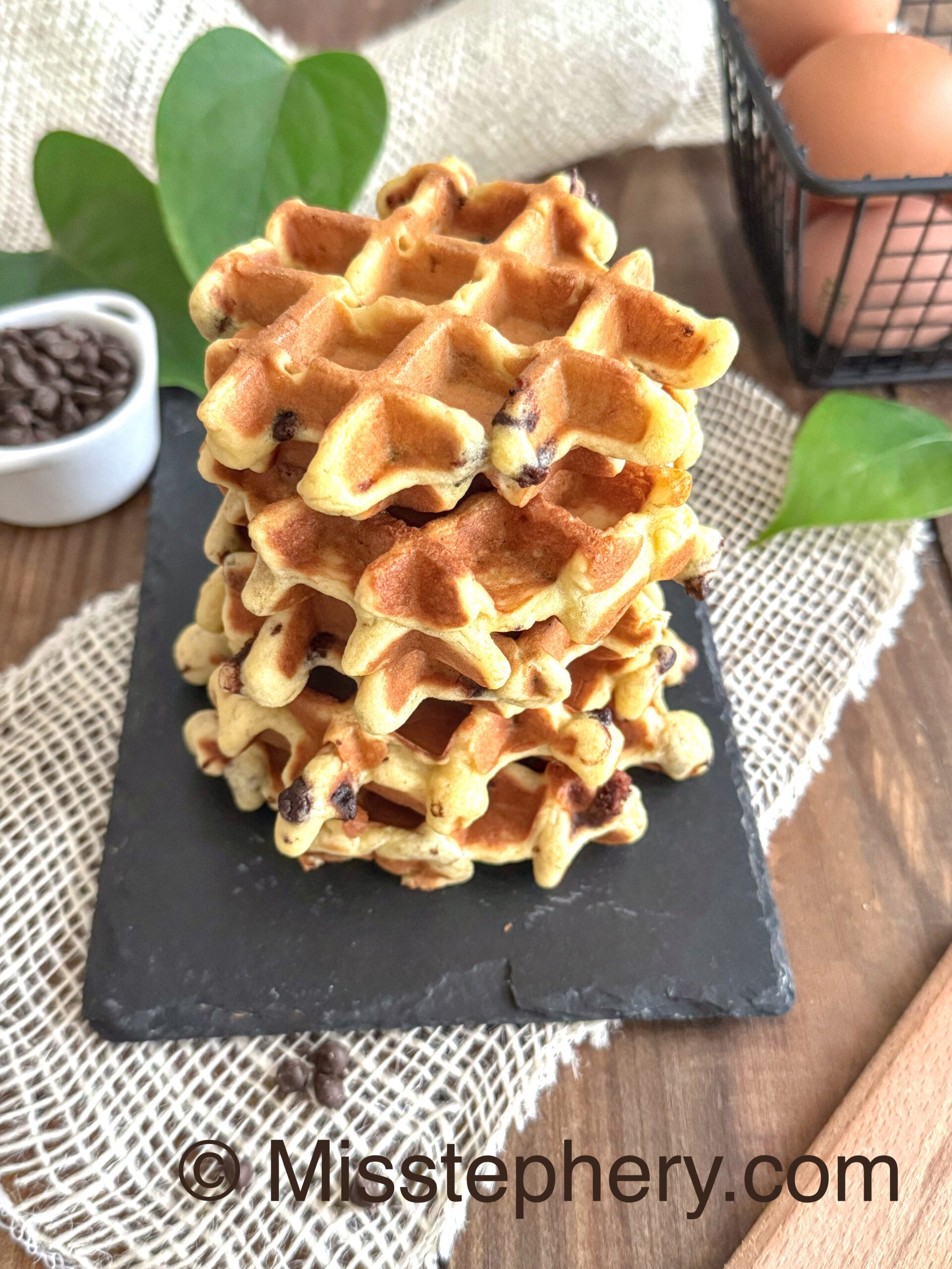 pile de gaufres moelleuses à la banane aux pépites de chocolat sans gluten ni lactose, posé sur une ardoise