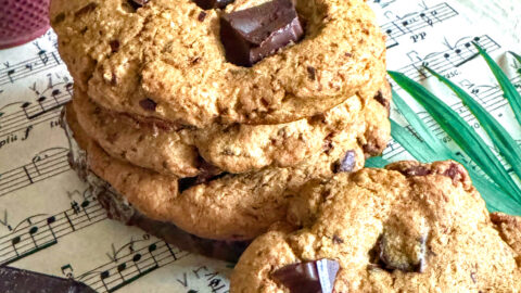 Cookies au miso et pépites de chocolat noir sans gluten et sans lactose, présentés sur une partition de musique à côté d'une théière en fonte.