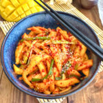 Kimchi de mangue dans un bol : La recette facile sucré-salé sans gluten ni lactose.