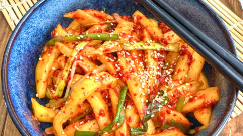 Kimchi de mangue dans un bol : La recette facile sucré-salé sans gluten ni lactose.