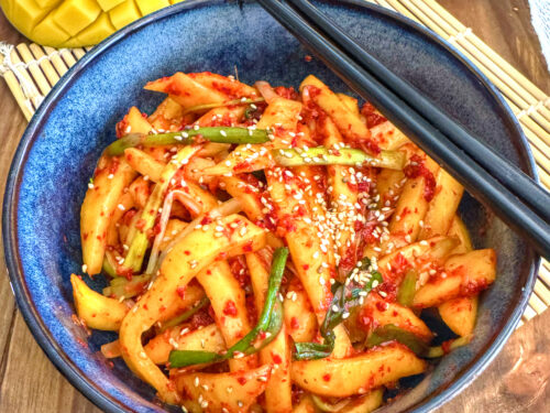 Kimchi de mangue dans un bol : La recette facile sucré-salé sans gluten ni lactose.