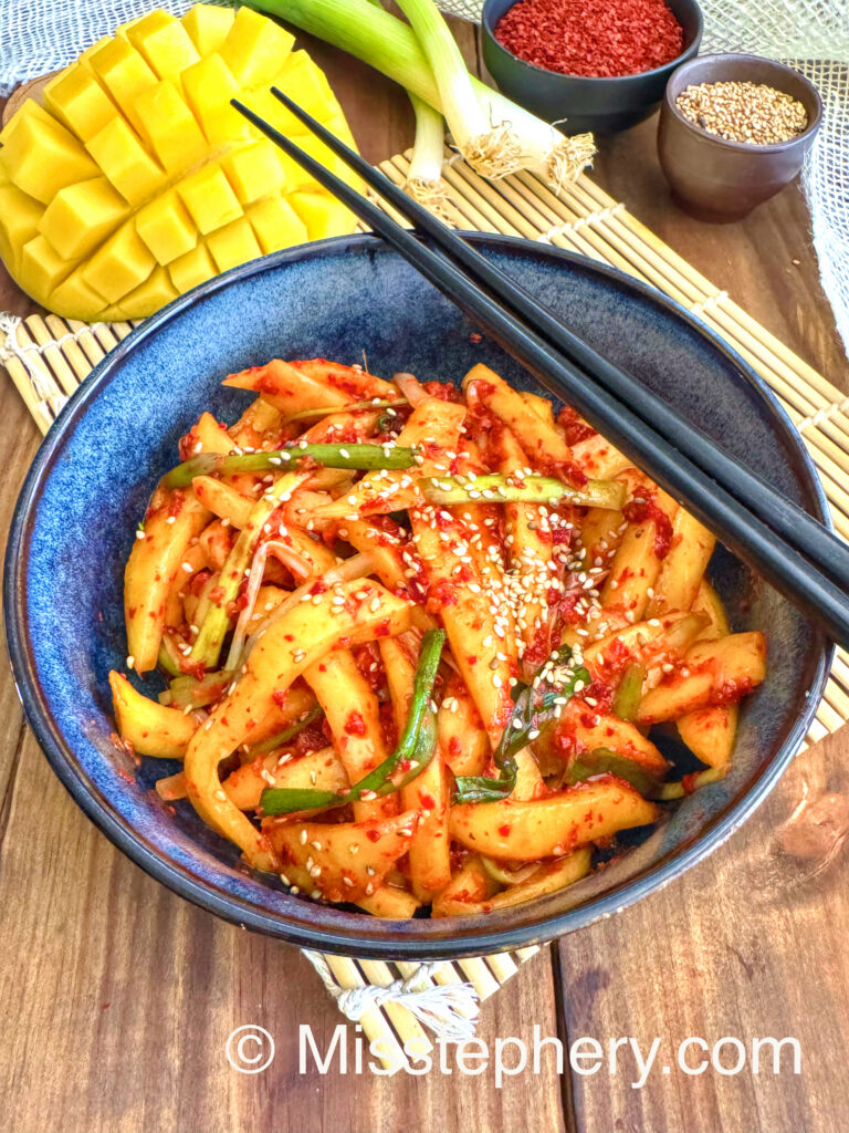 Kimchi de mangue dans un bol : La recette facile sucré-salé sans gluten ni lactose.