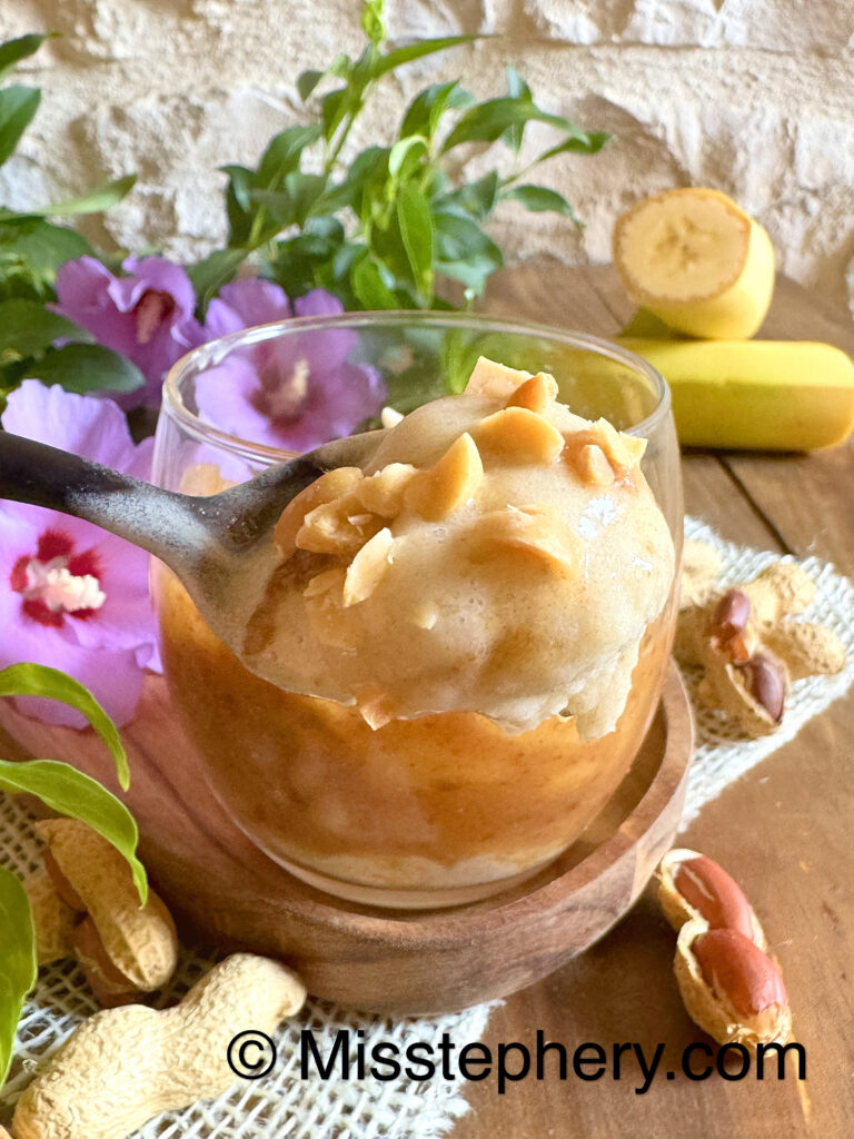 Bouchée gourmande de nice cream banane au caramel de dattes et éclats de cacahuètes