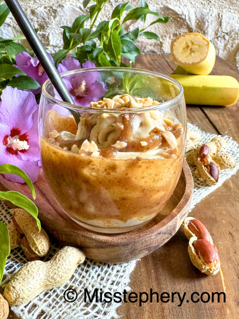 Cuillère plongée dans une verrine de nice cream banane et caramel de dattes sans gluten