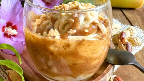 ice cream banane et caramel de dattes façon sundae végétal sans lactose dans une verrine
