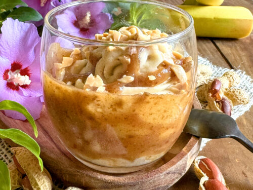 ice cream banane et caramel de dattes façon sundae végétal sans lactose dans une verrine