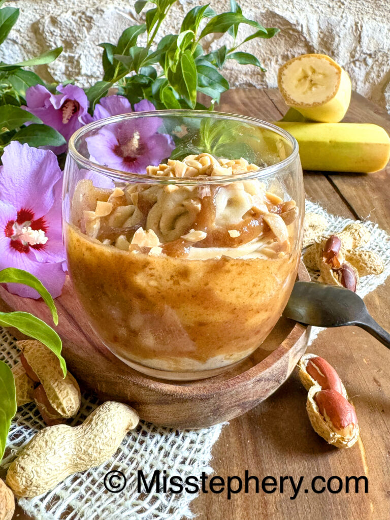 ice cream banane et caramel de dattes façon sundae végétal sans lactose dans une verrine