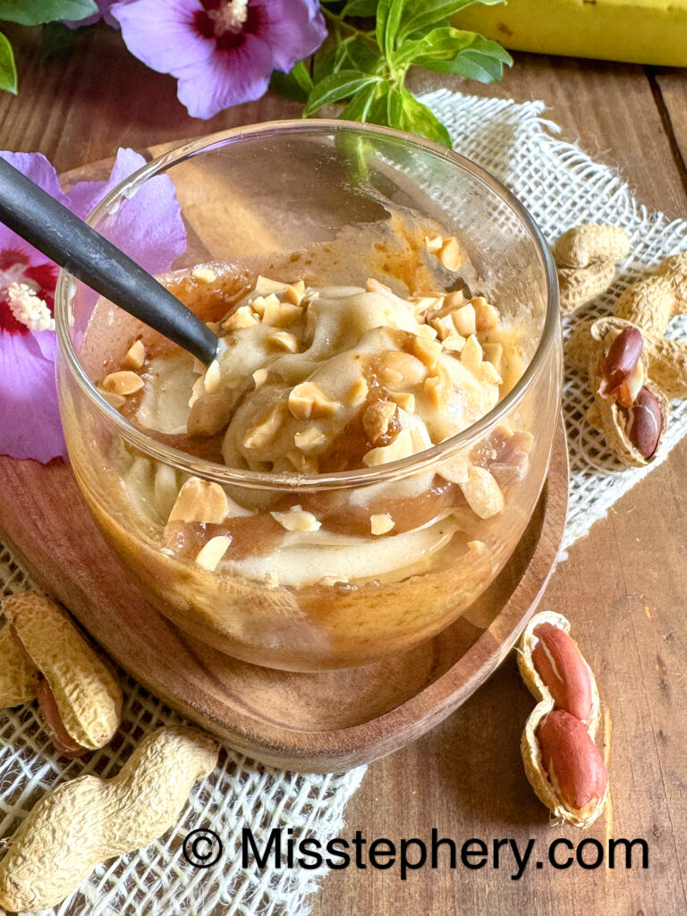 Glace banane maison et caramel de dattes saupoudrée de cacahuètes concassées vue du dessus
